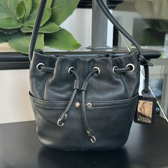 Tignanello genuine leather bucket bag should purse crossbody drawstring clean - Picture 1 of 9